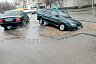 В Саратове под легковушкой провалилась дорога