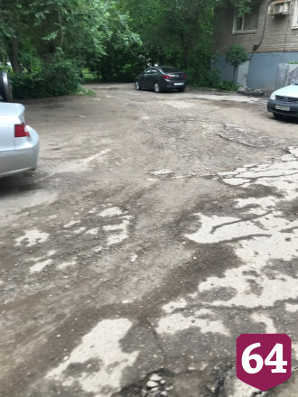 Саратовцы боятся переломать ноги во дворе у «памятника архитектуры»