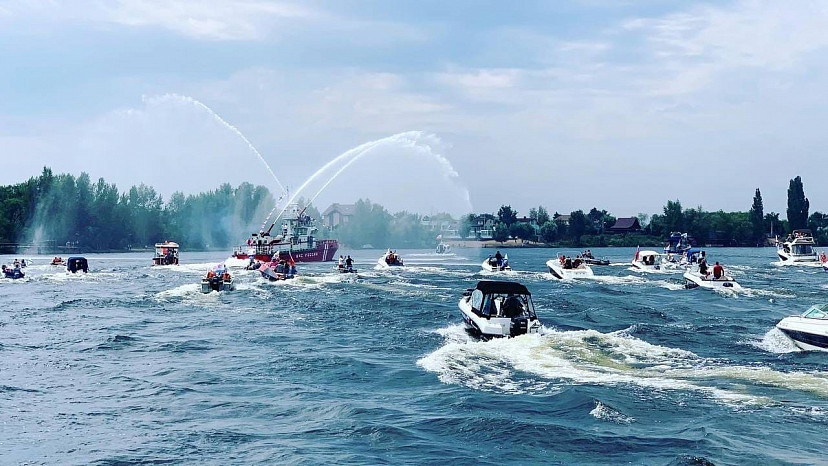 В День ВМФ на Волге под Саратовом прошел парад речных судов