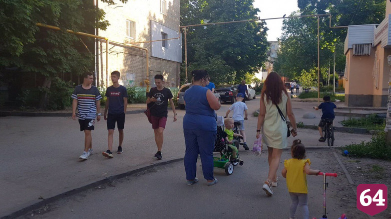 Саратовцы из группы риска продолжают гулять без масок