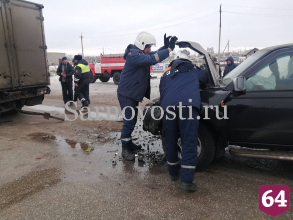 Под Саратовом иномарка протаранила фургон с газировкой