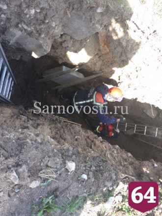 В Саратове рабочего завалило землей в траншее