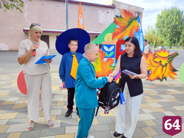 Саратовская ГЭС подарила школьникам города Балаково «Чемодан добра» и новую мебель в кабинет информатики