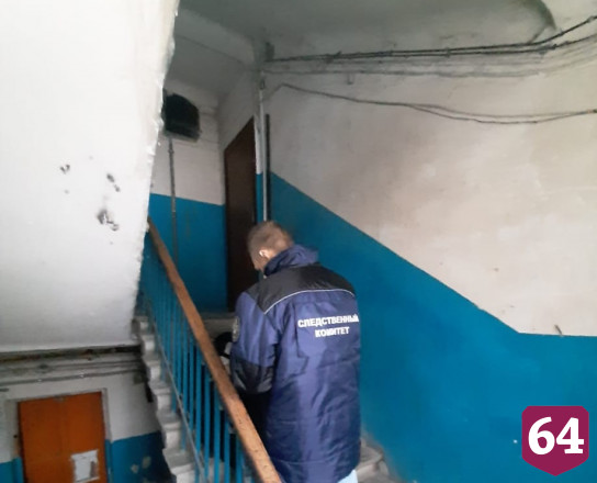 Жильцы дома нашли в подъезде мертвого соседа 