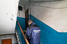 Жильцы дома нашли в подъезде мертвого соседа 