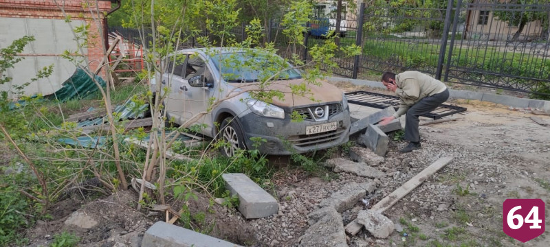 В Саратове иномарка с детьми в салоне снесла ворота храма