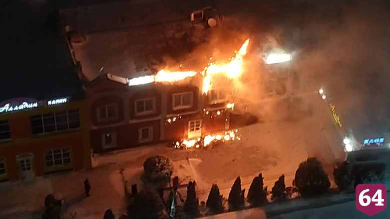 Саратовские пожарные тушили вывеску гостиницы