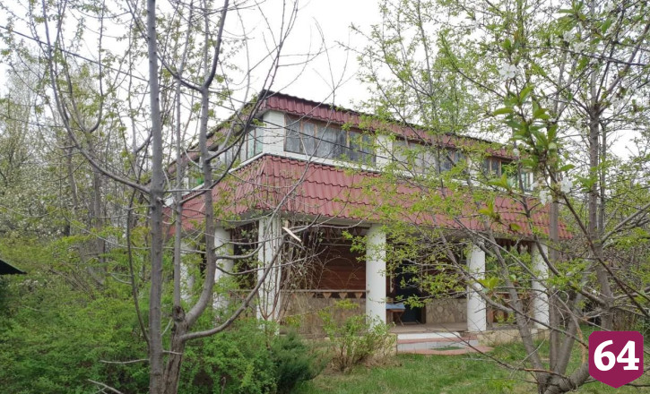 Под Саратовом продают усадьбу с 4 домами и прудом