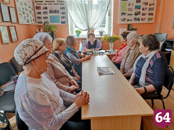 Саратовские рукодельницы вяжут носки для мобилизованных 
