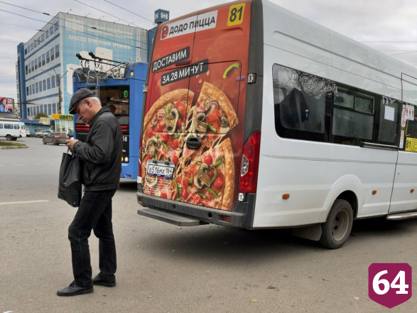 Жители Саратова часами ждут на остановке автобусы «маршрута-призрака»