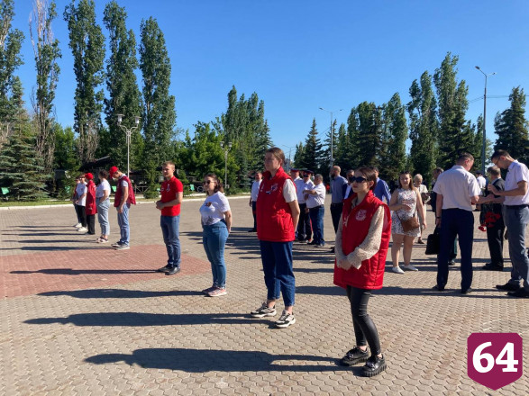 В Саратове в День России подняли Государственный флаг и исполнили гимн