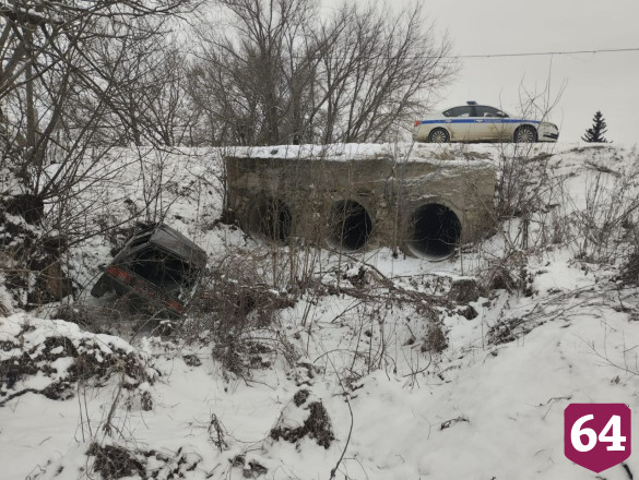 Два человека пострадали при опрокидывании легковушки под Саратовом