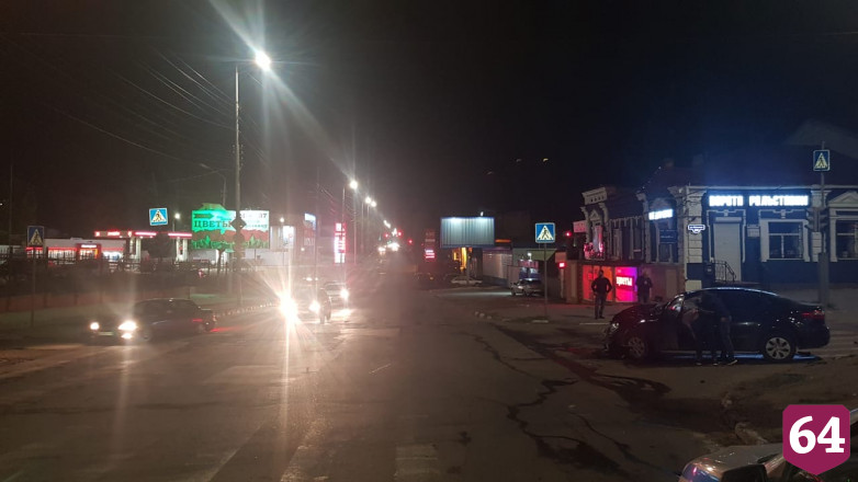 В центре Саратова кроссовер после ДТП выбросило на тротуар