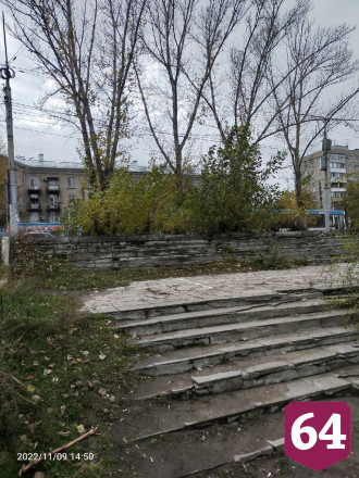 В Саратове лестница к дому быта заросла кустарником