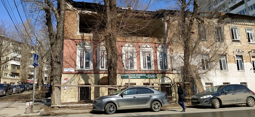 В центре Саратова пешеходам угрожает обрушение аварийного дома