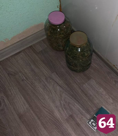 В квартире жителя Саратова нашли банки с марихуаной