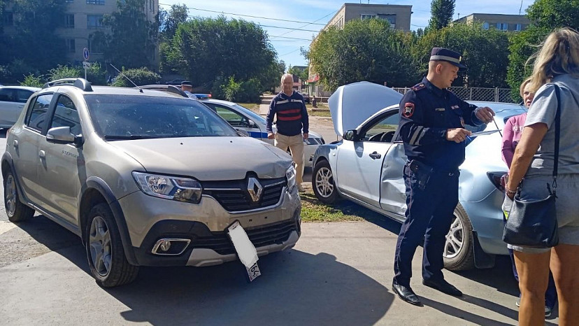 Ребенка доставили в больницу с места столкновения иномарок