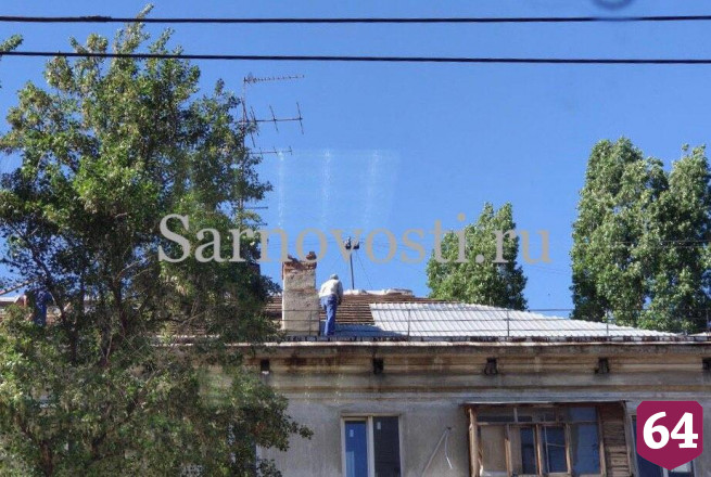 Жители центра Саратова пожаловались на опасные работы на крыше