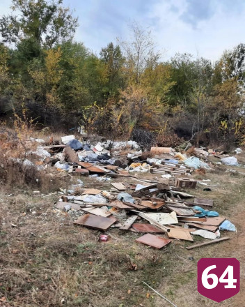 Под Саратовом устроили нелегальную свалку строительного мусора