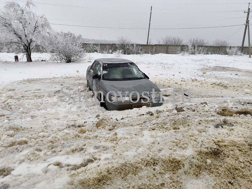 Женщина пострадала при опрокидывании легковушки на окраине Саратова