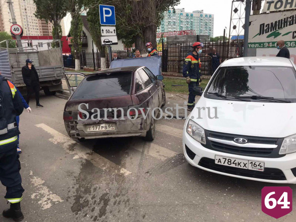 В Саратове легковушку отбросило на дорожный знак после ДТП