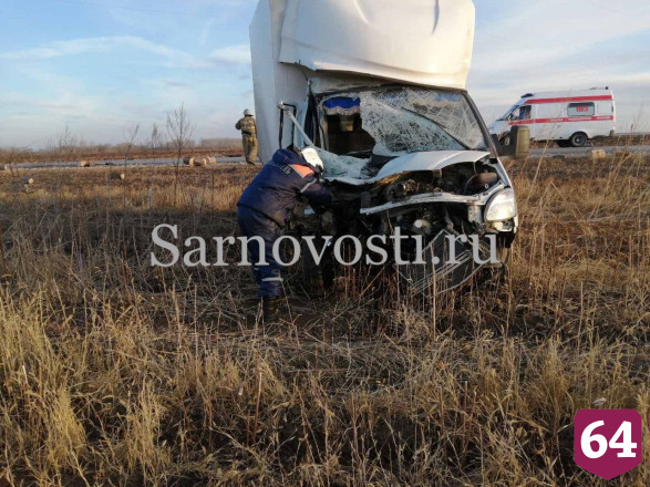 На трассе под Саратовом трактор с дровами опрокинулся после ДТП с грузовиком