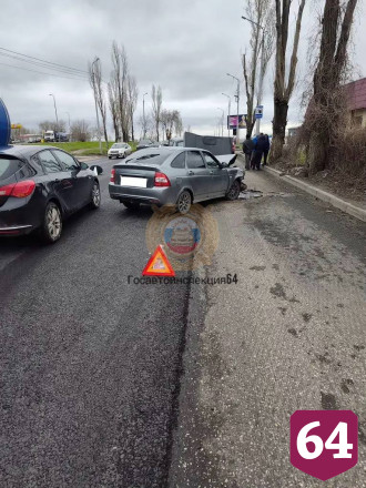 Двое мужчин покалечились в массовом ДТП в Саратове