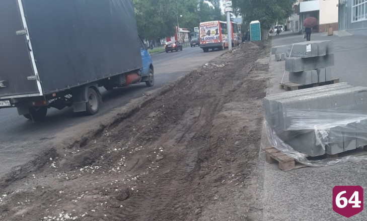 В Саратове незаконно спилили деревья ради парковки 