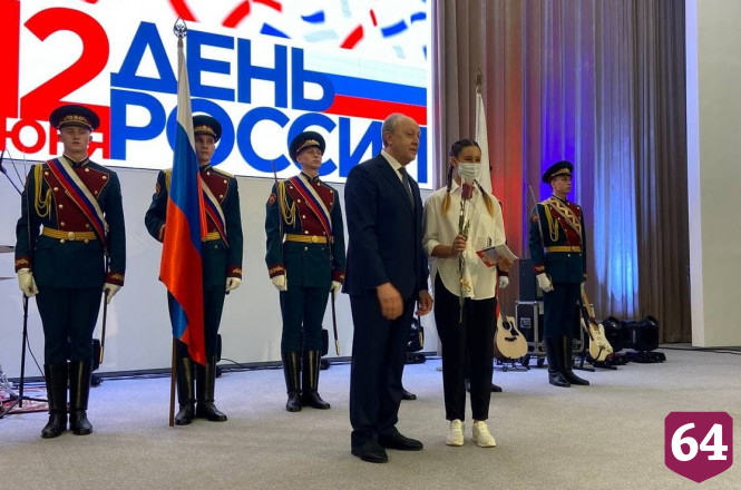 Саратовские подростки получили паспорта из рук губернатора