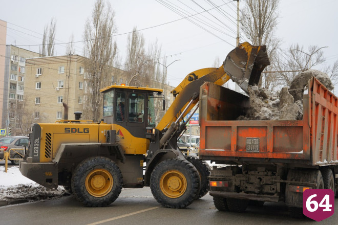 В Саратове вывозят снег с парковочных площадок 