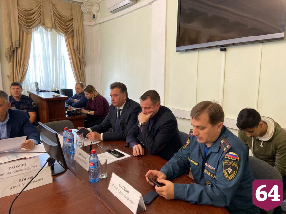 Коммунальщикам в Саратове напомнили об открытых люках 