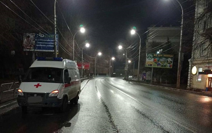 В Саратове под колеса «скорой» попала женщина 