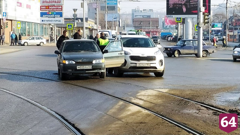 В Саратове из-за ДТП у Сенного остановились трамваи