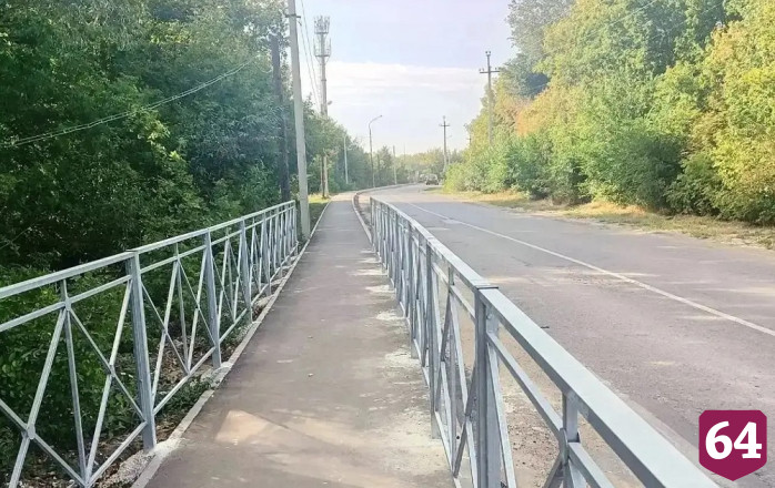 Вдоль оживленной дороги по просьбе горожан сделали тротуар