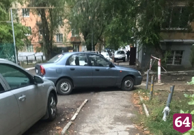 Саратовцев возмутил перегородивший путь к школе автомобиль 