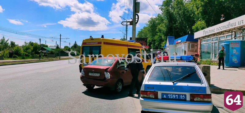 В аварии с грузовиком на Политехнической пострадала женщина с 3-летней дочерью