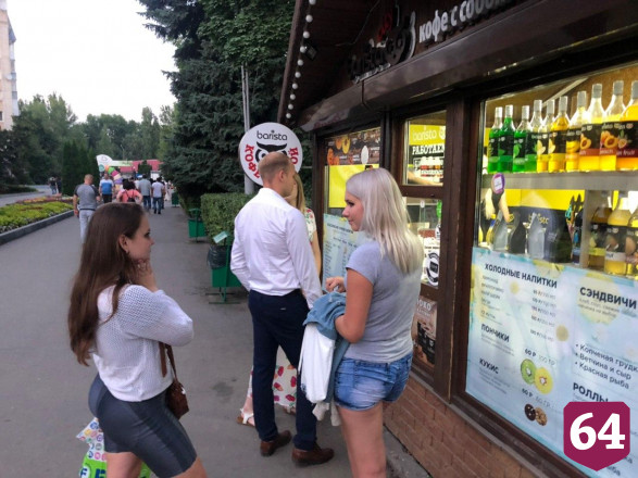 Жители Саратова вышли на вечернюю прогулку без масок