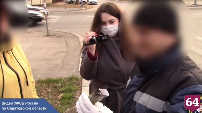 В Саратове сотруднику дорожной лаборатории передали взятку в обертке от шоколада