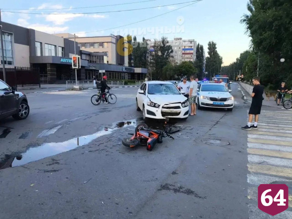 В Саратовской области иномарка сбила двух человек на электросамокате