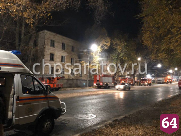 Из горевшего общежития на Азина эвакуировали 60 человек