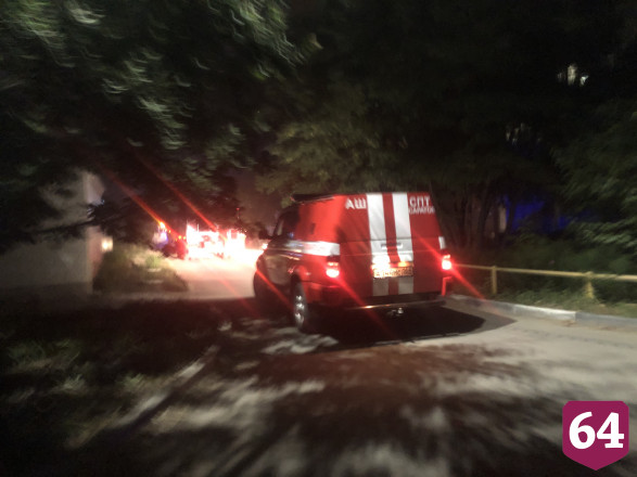 Полыхающий дом в центре Саратова тушили 26 пожарных