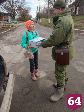 Саратовские бойцы спецоперации раздали детям новогодние подарки 