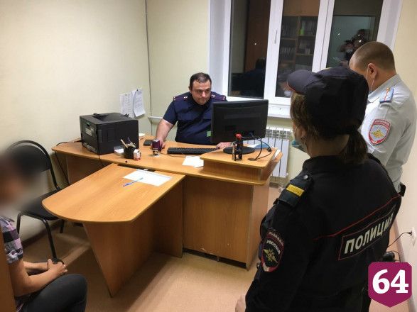 Избитый и изрезанный пьяной парой саратовец умер на обочине 