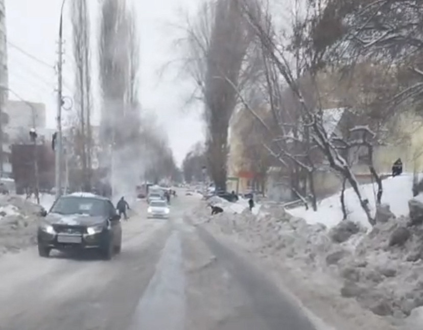 Автомобилисты пожаловались на ледяную кашу в центре Саратова