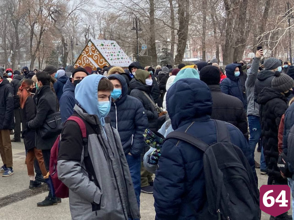 Участники незаконной акции в Саратове обматерили полицейских