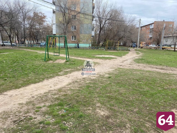 Горожане пожаловались на детские площадки «доисторических времен»