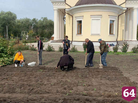 Священник создал у храма лесопитомник и раздает по Заволжью дубы
