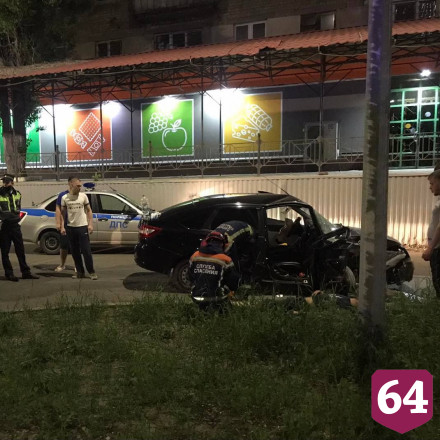 В Саратове автомобиль протаранил стену дома