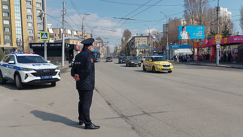 В Саратове ловили нарушителей на пешеходных переходах 