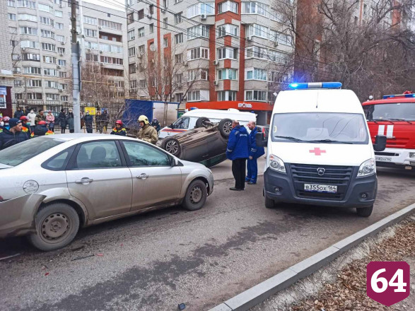 В Саратове после массового ДТП опрокинулась иномарка